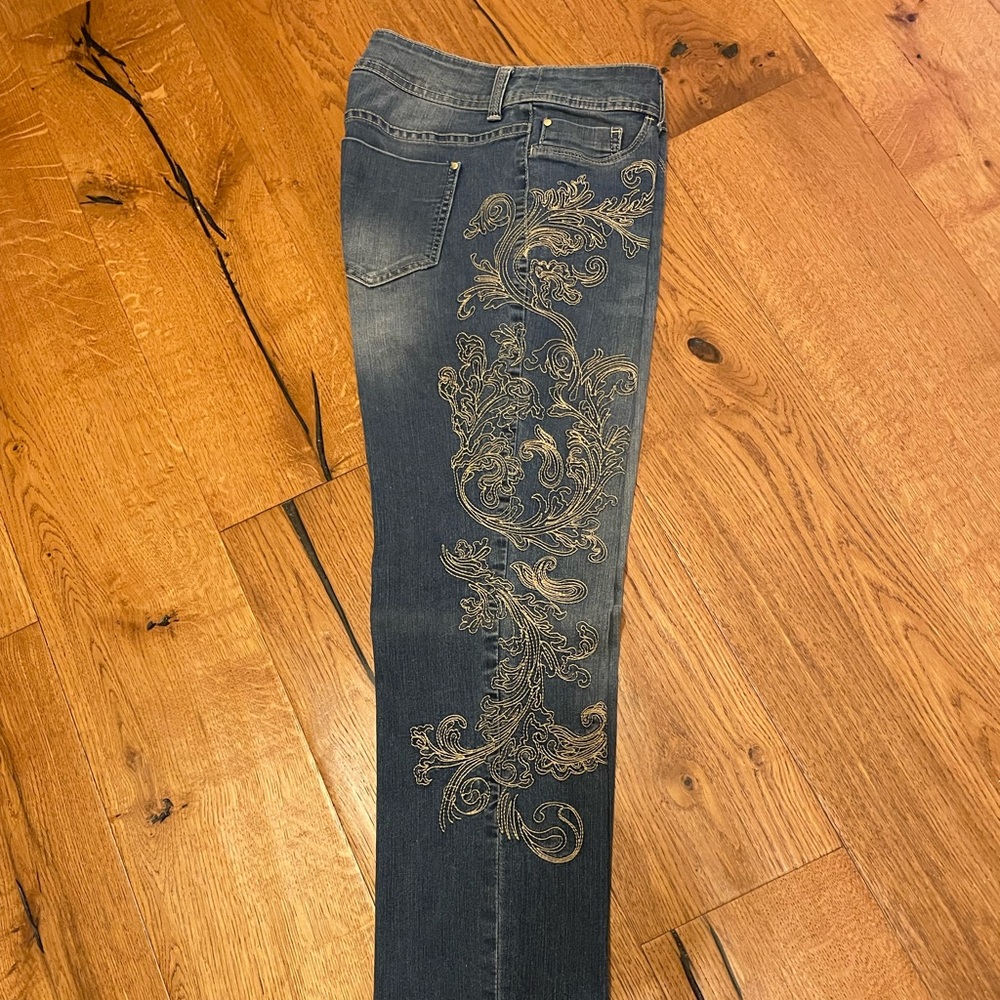 CHICO’S VINTAGE APPLIQUÉ JEANS DEFY ODDS